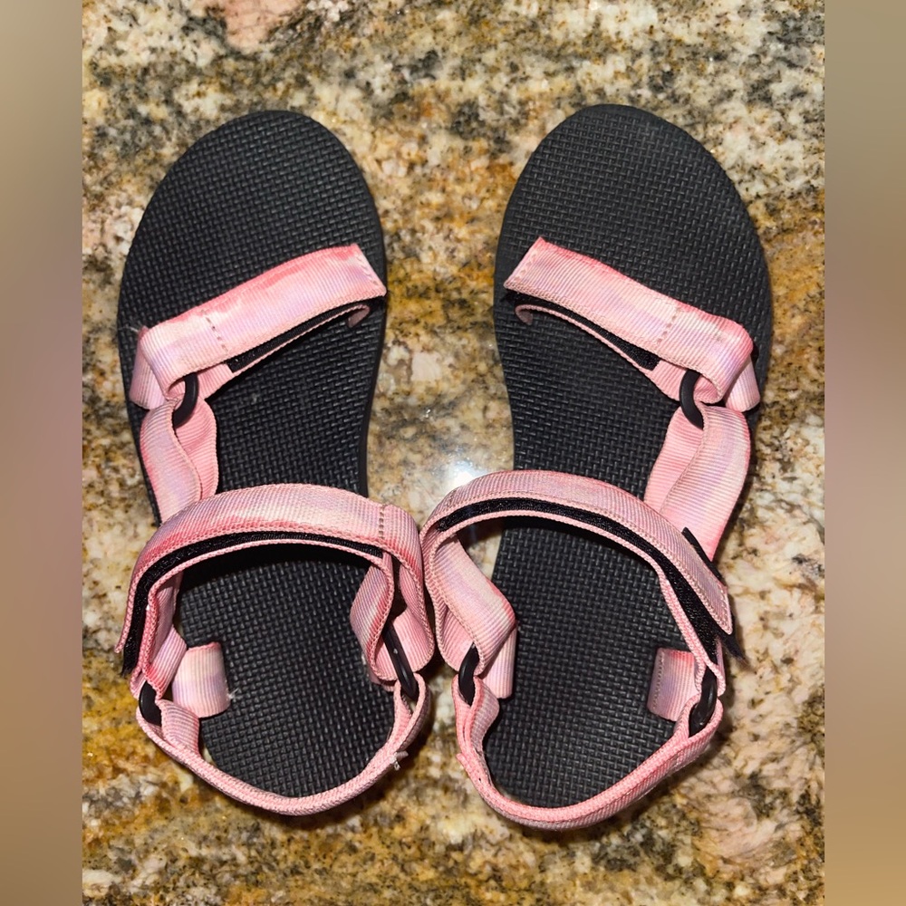 Teva pink and purple tie dye universal sandal size 6 women’s